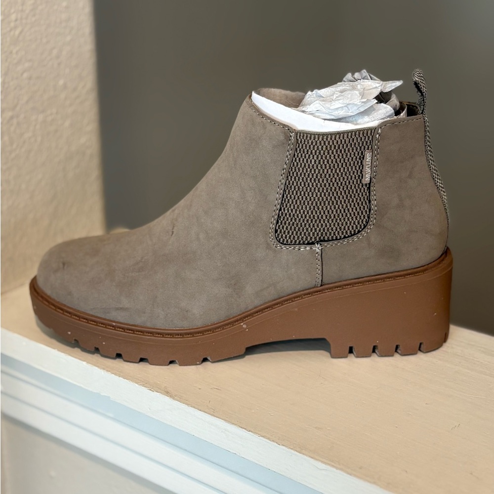 Muk Luks Finley Francis Womens Ankle Boots Taupe Block Heels Pull On Sz 7.5 NIB - Picture 6 of 10